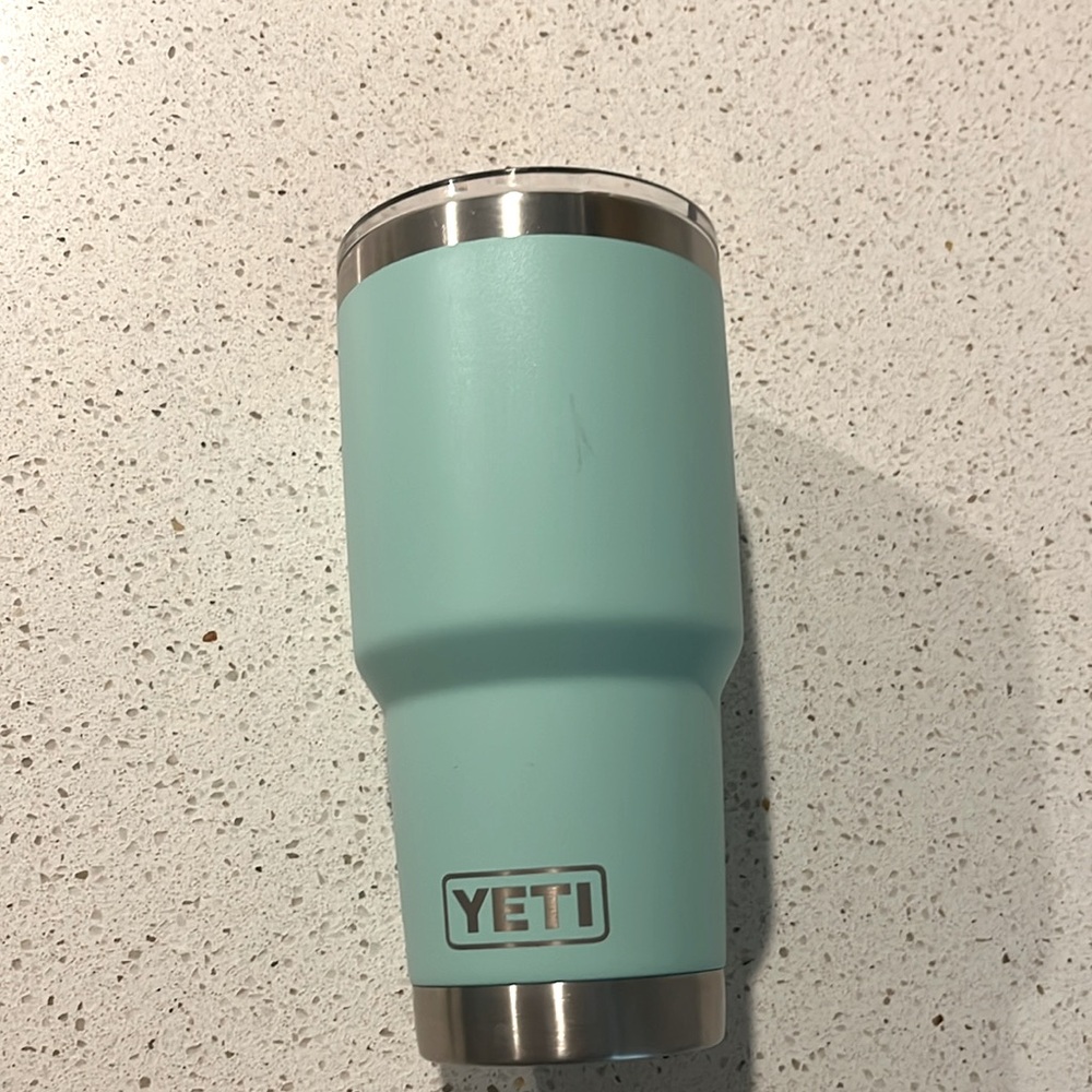30oz used Yeti! Keeps drinks cold or warm! Great for traveling!